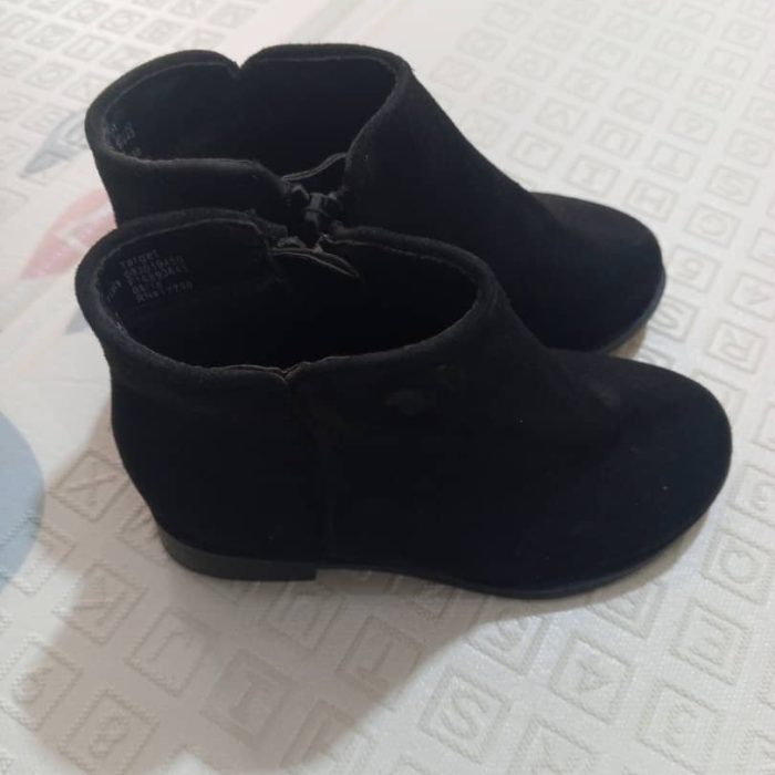 BLACK BABY BOOTS SIZE 8